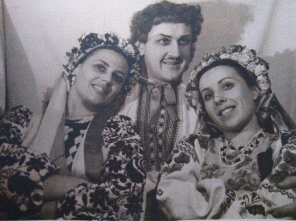 Тетяна Куровська (ліворуч), Ігор Жилінський, Алла Логошовець у виставі “Циганка Аза”