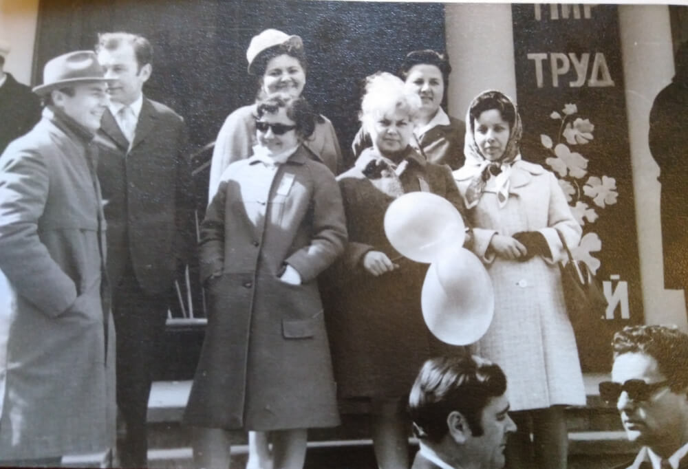 На Перше Травня з колегами по театру, початок 1960-х. Алла Логошовець – крайня праворуч