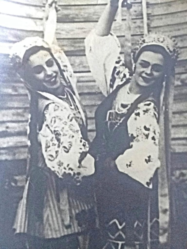 Дві україночки. Ліворуч Алла Логошовець