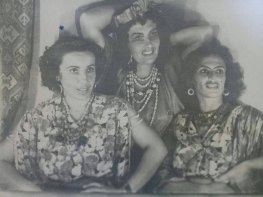 На сцені театру. Алла Логошовець – крайня ліворуч