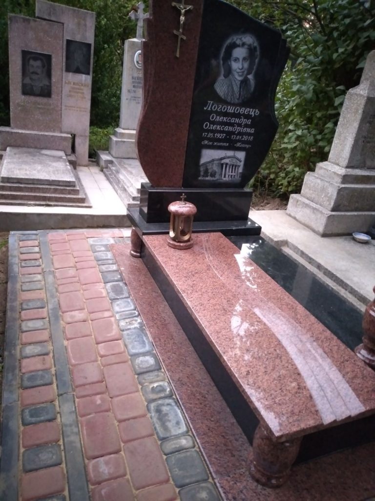 Місце останнього спочинку рівнянки, актриси, цікавої оповідачки і непересічної особистості Олександри Олександрівни Логошовець