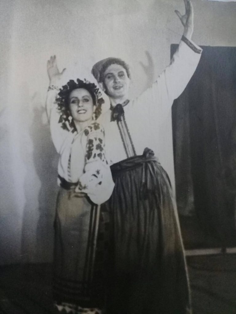 Василь Селезінка й Алла Логошовець у виставі “Циганка Аза”