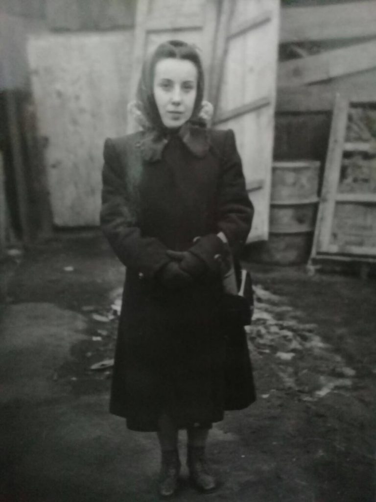 Алла Логошовець біля старого театру на Поштовій, кінець 1940-х