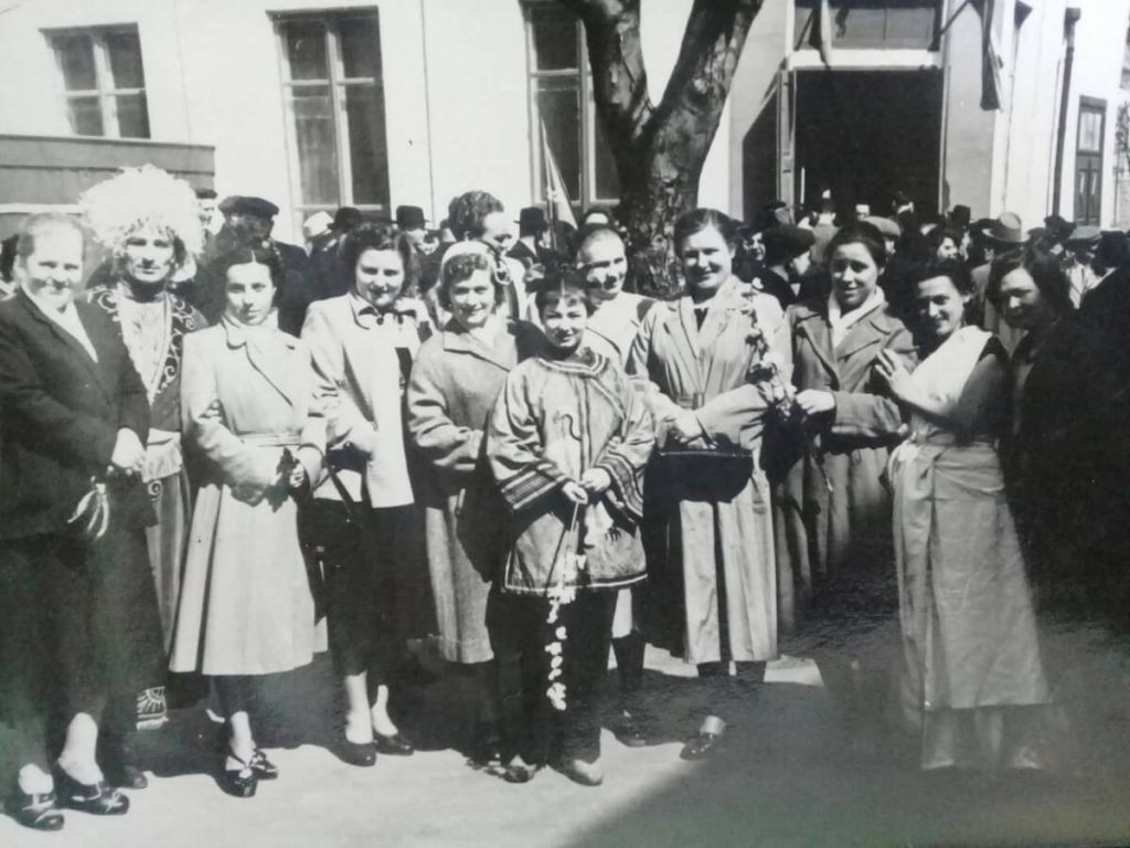 Трупа Рівненського театру на Поштовій, середина 1950-х. Алла Логошовець у першому ряду третя ліворуч