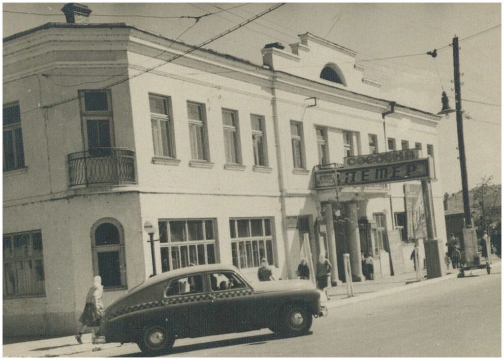 Тут, у кінотеатрі “Партизан” з липня 1944 по липень 1945 тимчасово знайшов прихисток і Рівненський театр