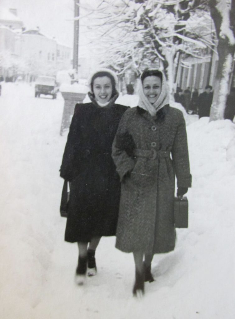 Алла Логошовець (ліворуч) і Тетяна Куровська на вулицях засніженого Рівного 1950-х