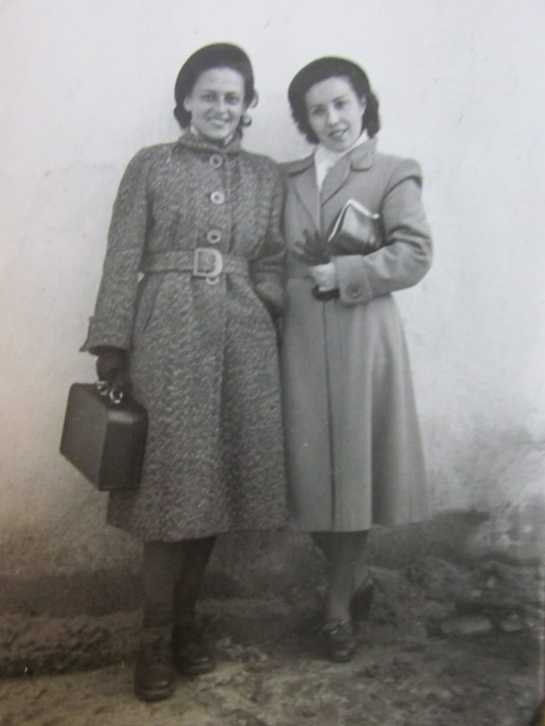 Після репетиції біля театру на Поштовій Алла Логошовець (праворуч) і Тетяна Куровська