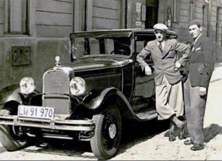 Автомобіль Citroen Six на львівській вулиці