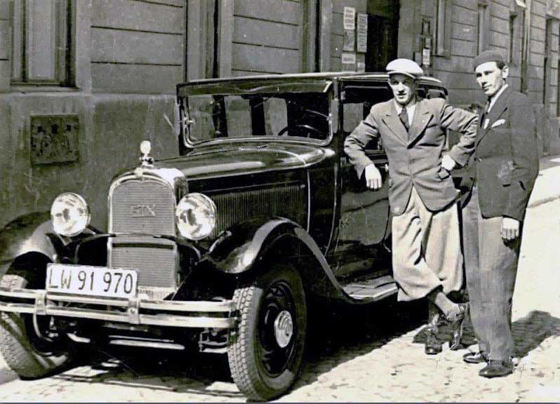 Автомобіль Citroen Six на львівській вулиці