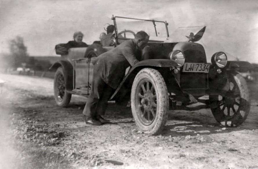 Автомобіль на львівських номерах в околицях міста