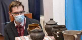 Експозиція виставки "Знахідки підземних Бродів". Світлив Віталій Грабар