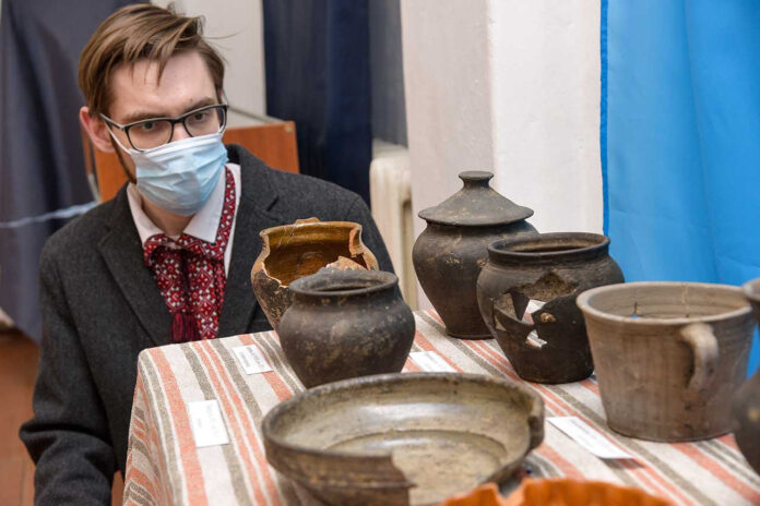 Експозиція виставки "Знахідки підземних Бродів". Світлив Віталій Грабар