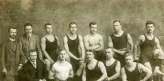 Як розвивався важкоатлетичний спорт на Львівщині Змагання з дужання і двигання тягарів, організовані спортовим товариством «Україна» у Львові в рухівні «Сокола-Батька» 23–24 березня 1912 р. Зліва направо – 1-й ряд: Степан Гайдучок – суддя змагань, Володимир Криловський – член «Сокола-Батька», Олекса Гарасимів – член «Скали», Паращак – член «Скали», Богдан Гарасимів – член «Скали»; 2-й ряд: голова «Сокола-Батька» Іван Боберський та Казимир Врублевський – судді змагань, Миколаївський – член «Сокола-Батька», Невідомий – член «Скали», Зенон Черевко – член «Сокола-Батька», Іван Маланчук – член «Сянової Чайки», Василь Остапчук – член «Сокола-Батька» і «України». З приватного архіву Степана Гайдучка (м. Львів).