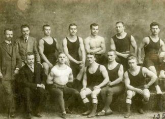 Змагання з дужання і двигання тягарів, організовані спортовим товариством «Україна» у Львові в рухівні «Сокола-Батька» 23–24 березня 1912 р. Зліва направо – 1-й ряд: Степан Гайдучок – суддя змагань, Володимир Криловський – член «Сокола-Батька», Олекса Гарасимів – член «Скали», Паращак – член «Скали», Богдан Гарасимів – член «Скали»; 2-й ряд: голова «Сокола-Батька» Іван Боберський та Казимир Врублевський – судді змагань, Миколаївський – член «Сокола-Батька», Невідомий – член «Скали», Зенон Черевко – член «Сокола-Батька», Іван Маланчук – член «Сянової Чайки», Василь Остапчук – член «Сокола-Батька» і «України». З приватного архіву Степана Гайдучка (м. Львів).