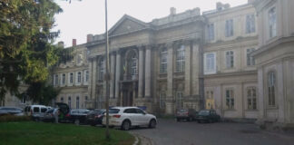 Головний корпус Львівської обласної клінічної лікарні, де колись розміщувався колегіум піярів. Сучасне фото 2018 р.