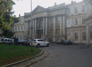 Головний корпус Львівської обласної клінічної лікарні, де колись розміщувався колегіум піярів. Сучасне фото 2018 р.