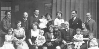 Родина Шухевичів: 1-ий ряд зліва – Юрій Старосольський, Роман Шухевич, Володимир Рожанківський, 2-ий ряд зліва – Йосипа Рожанківська, Ольга Бандрівська-Шухевич, Євгенія Шухевич з сином Юрієм, Герміна Шухевич з Ігорем Старосольським, Володимир Шухевич, Ірина Шухевич-Рожанківська з сином Стефаном, Ярослав Рожанківський, 3-ій ряд зліва – Тарас Шухевич, Йосип Шухевич, Володимир Старосольський, Дарія Шухевич-Старосольська з дочкою Уляною, Ірина Кормаш-Шухевич, Володимир Шухевич, Теодор Рожанківський