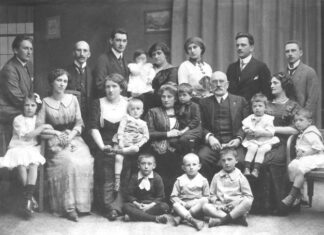 Родина Шухевичів: 1-ий ряд зліва – Юрій Старосольський, Роман Шухевич, Володимир Рожанківський, 2-ий ряд зліва – Йосипа Рожанківська, Ольга Бандрівська-Шухевич, Євгенія Шухевич з сином Юрієм, Герміна Шухевич з Ігорем Старосольським, Володимир Шухевич, Ірина Шухевич-Рожанківська з сином Стефаном, Ярослав Рожанківський, 3-ій ряд зліва – Тарас Шухевич, Йосип Шухевич, Володимир Старосольський, Дарія Шухевич-Старосольська з дочкою Уляною, Ірина Кормаш-Шухевич, Володимир Шухевич, Теодор Рожанківський