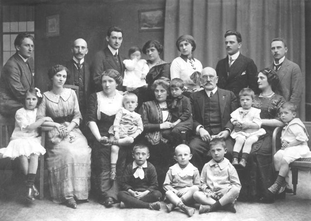 Родина Шухевичів: 1-ий ряд зліва – Юрій Старосольський, Роман Шухевич, Володимир Рожанківський, 2-ий ряд зліва – Йосипа Рожанківська, Ольга Бандрівська-Шухевич, Євгенія Шухевич з сином Юрієм, Герміна Шухевич з Ігорем Старосольським, Володимир Шухевич, Ірина Шухевич-Рожанківська з сином Стефаном, Ярослав Рожанківський, 3-ій ряд зліва – Тарас Шухевич, Йосип Шухевич, Володимир Старосольський, Дарія Шухевич-Старосольська з дочкою Уляною, Ірина Кормаш-Шухевич, Володимир Шухевич, Теодор Рожанківський