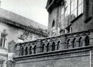 Олекса Новаківський на терасі своєї майстерні. Фото 1935 р.