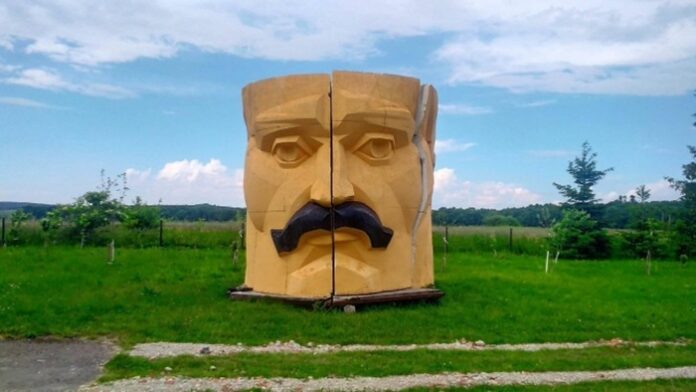 Фігура Івана Франка біля Державного історико-культурного заповідника «Нагуєвичі». Фото Богдана Лазорака