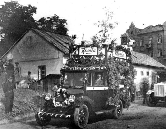 Рекламний автомобіль “Бранки” на теренах казарм Фердинанда