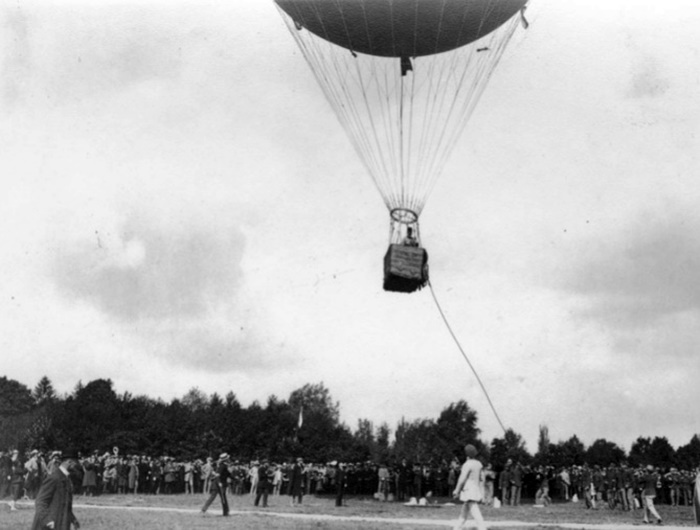 Старт повітряної кулі у Львові, тер. нин. Стрийського парку, фото 1910 року