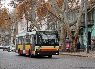 Чеський низькопідлоговий тролейбус «Škoda 21Тr» в Одесі. Автор фото – Олександр Вельможко. Фото 2014 року