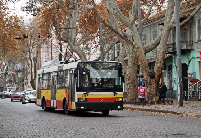 Чеський низькопідлоговий тролейбус «Škoda 21Тr» в Одесі. Автор фото – Олександр Вельможко. Фото 2014 року