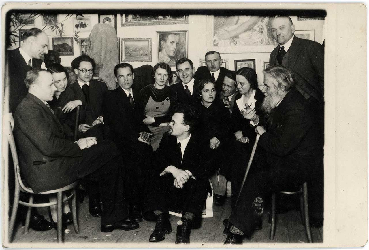 Олекса Новаківський з учнями у «Качому Долі», 1930-ті. Антін Павлось сидить четвертий ліворуч.