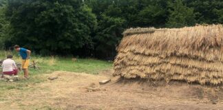 На Львівщині відтворили слов'янську хату X століття. У ній тимчасово живуть люди