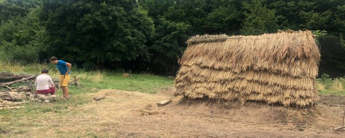На Львівщині відтворили слов'янську хату X століття. У ній тимчасово живуть люди