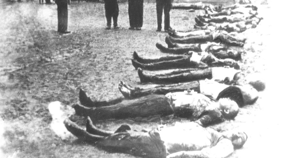 Тіла розстріляних на тюремному подвір'ї. Архів Центру досліджень визвольного руху