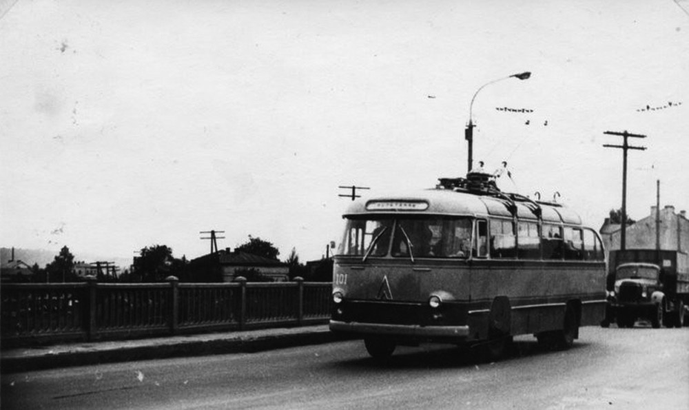 Перший тролейбус ЛАЗ-695Т із деповським № 101 під час випробувань у Львові на вулиці Городоцькій. 1963 р. Фото із колекції Ярослава Янчака