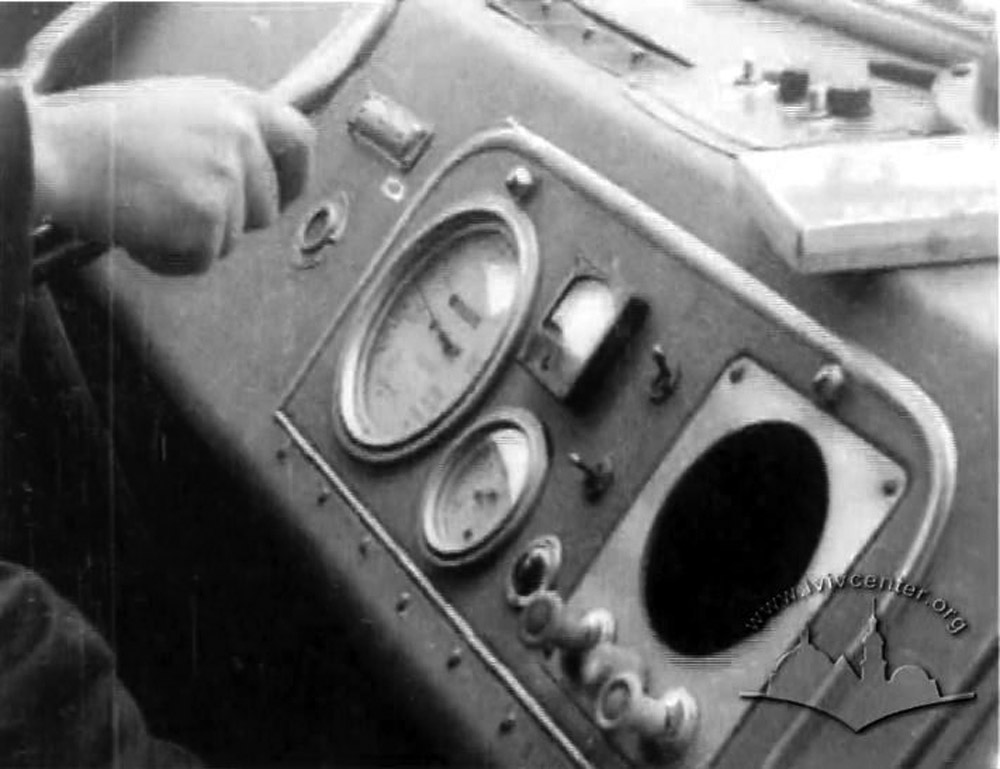 Пульт приладів в кабіні тролейбуса ЛАЗ-695Т. 1964 р. Стоп-кадр із кінохроніки