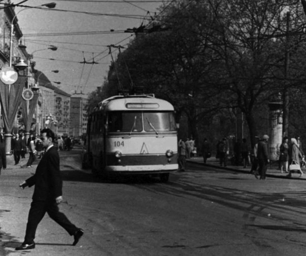 Тролейбус ЛАЗ-695Т на розі проспекту Леніна та вулиці Горького (нині – проспект Свободи і вул. Гнатюка). 1964 р. Фото із колекції Володимира Румянцева