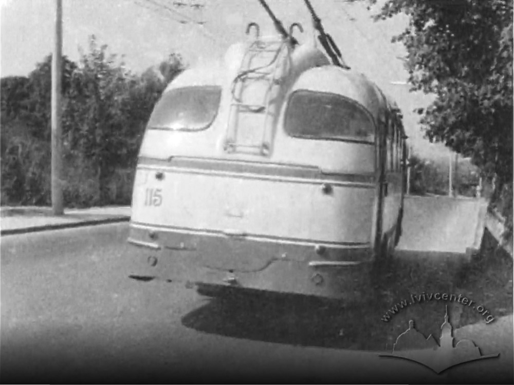 Тролейбус ЛАЗ-695Т з інв. № 115 працює на тролейбусному маршруті № 8 на вулиці Зеленій у Львові. 1964 р. Скріншот із відео