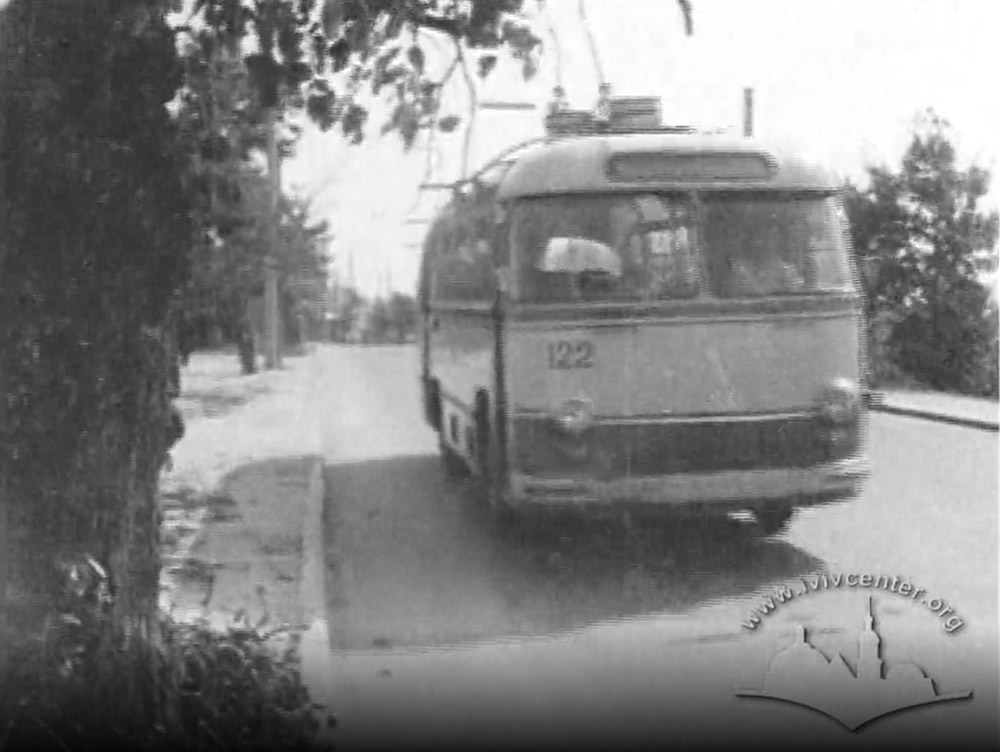 Тролейбус ЛАЗ-695Т з інв. № 122 працює на тролейбусному маршруті № 8 на вулиці Зеленій у Львові. 1964 р. Скріншот із відео