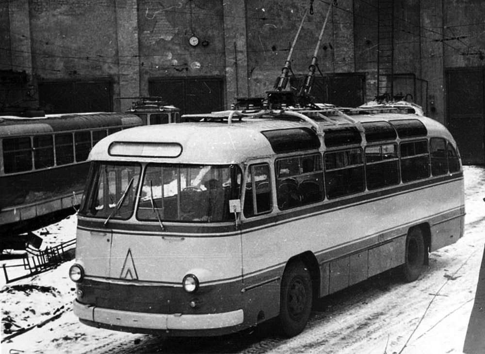 Тролейбус «Київ-5ЛА» на території Київського заводу електротранспорту. 1964 р.