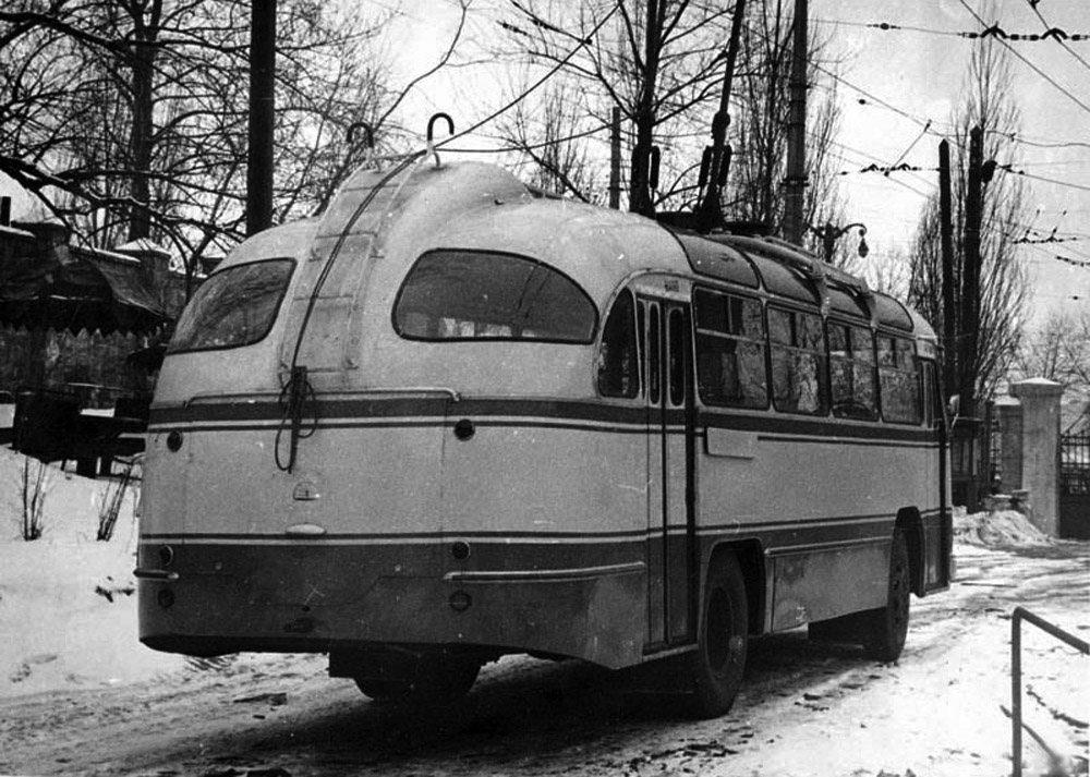 Тролейбус «Київ-5ЛА» на території Київського заводу електротранспорту. Вигляд ззаду. 1964 р. Як бачимо, що цей тролейбус, як і ранні «Киянки» не мав штанговловлювачів