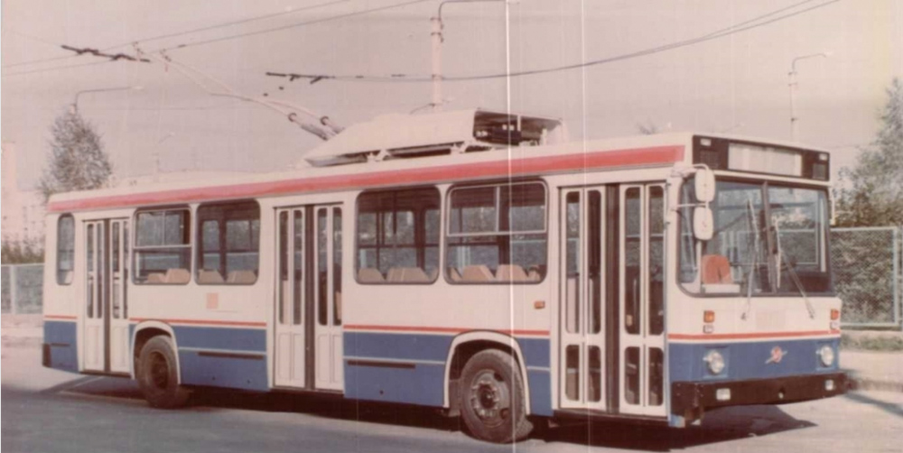 У салоні експериментального тролейбуса ЛАЗ-698Т. Кадр із кінохроніки