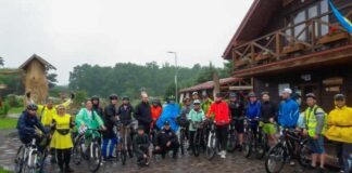 Учасники веломандрівки до ведмежого притулку "Домажир"