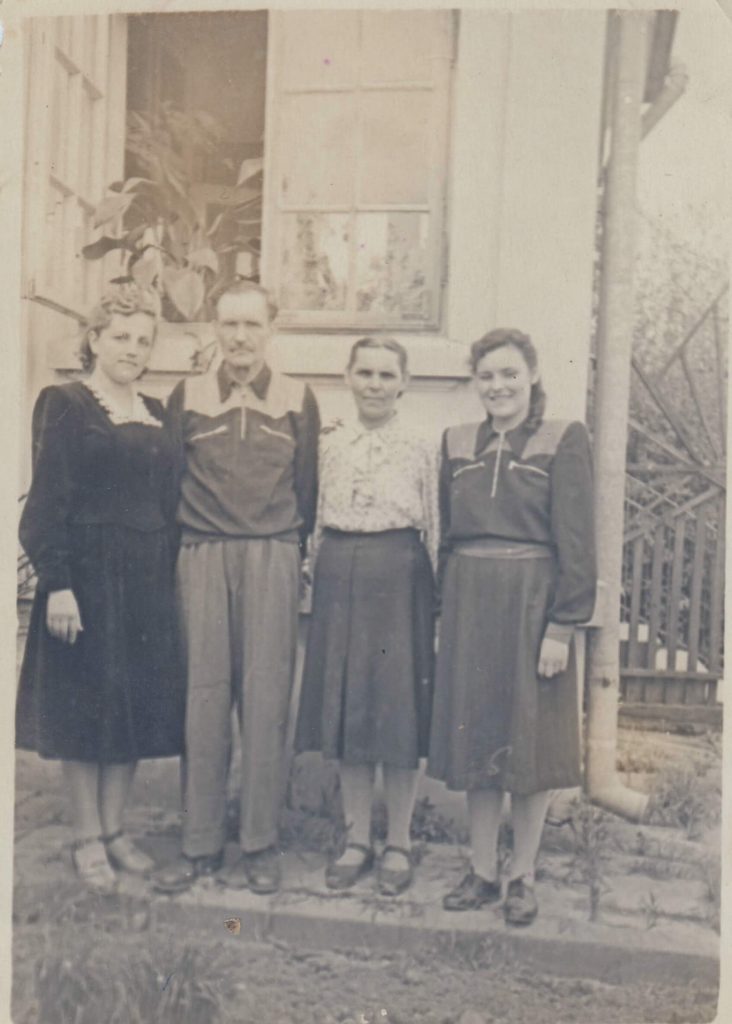 Сім’я Мельничуків – тато, мама, Тетяна, Ліда Федюк – приїхали із заслання 1955 рік