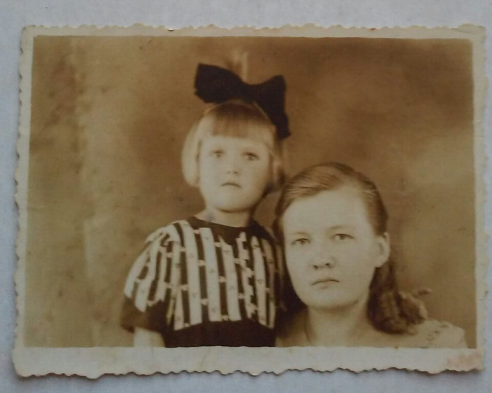 Зося Ященко з донькою Валею, 1948 рік