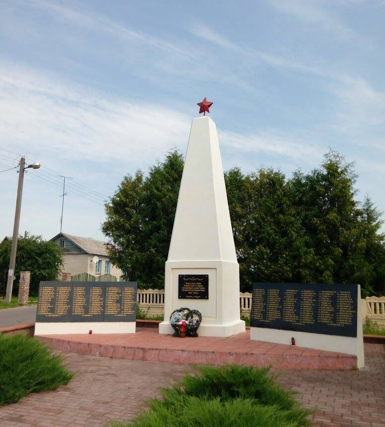 Братська могила в с. Велика Берестовиця. Білорусь, фото 2017 року