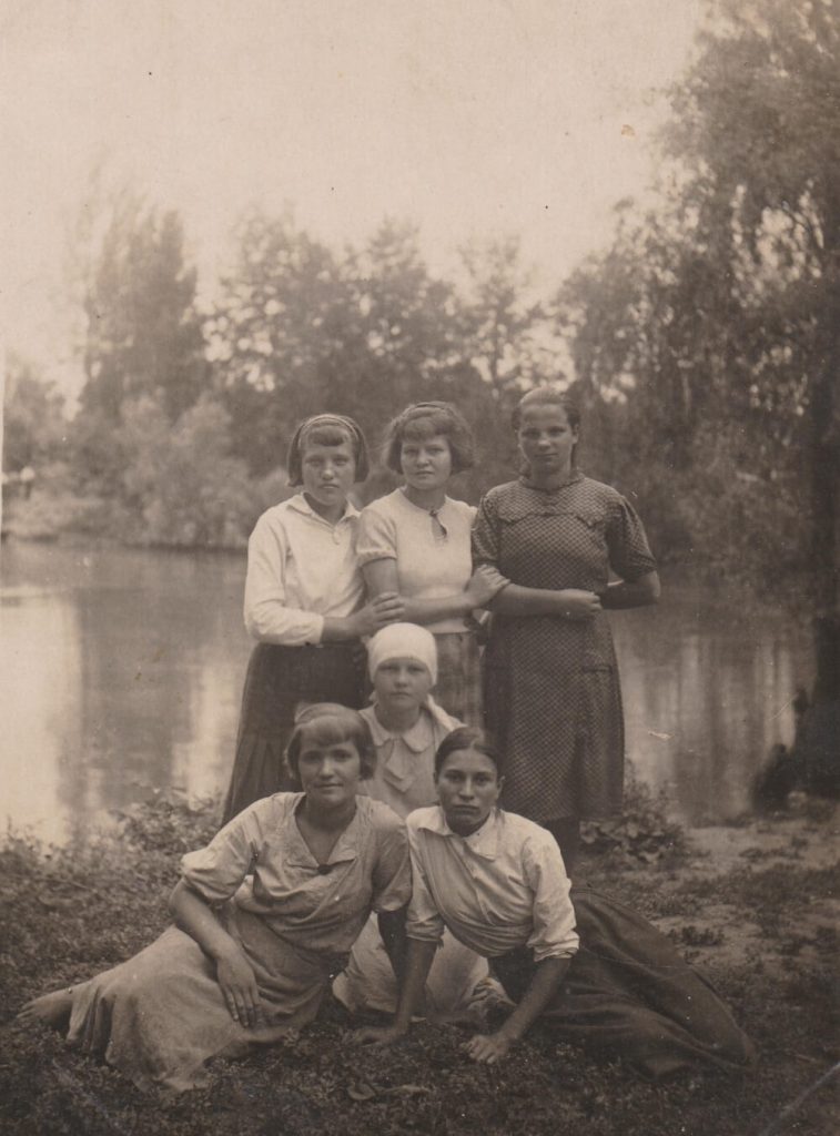 Зося (сидить зліва) з подругами в м. Кам’янське, 1930-і роки