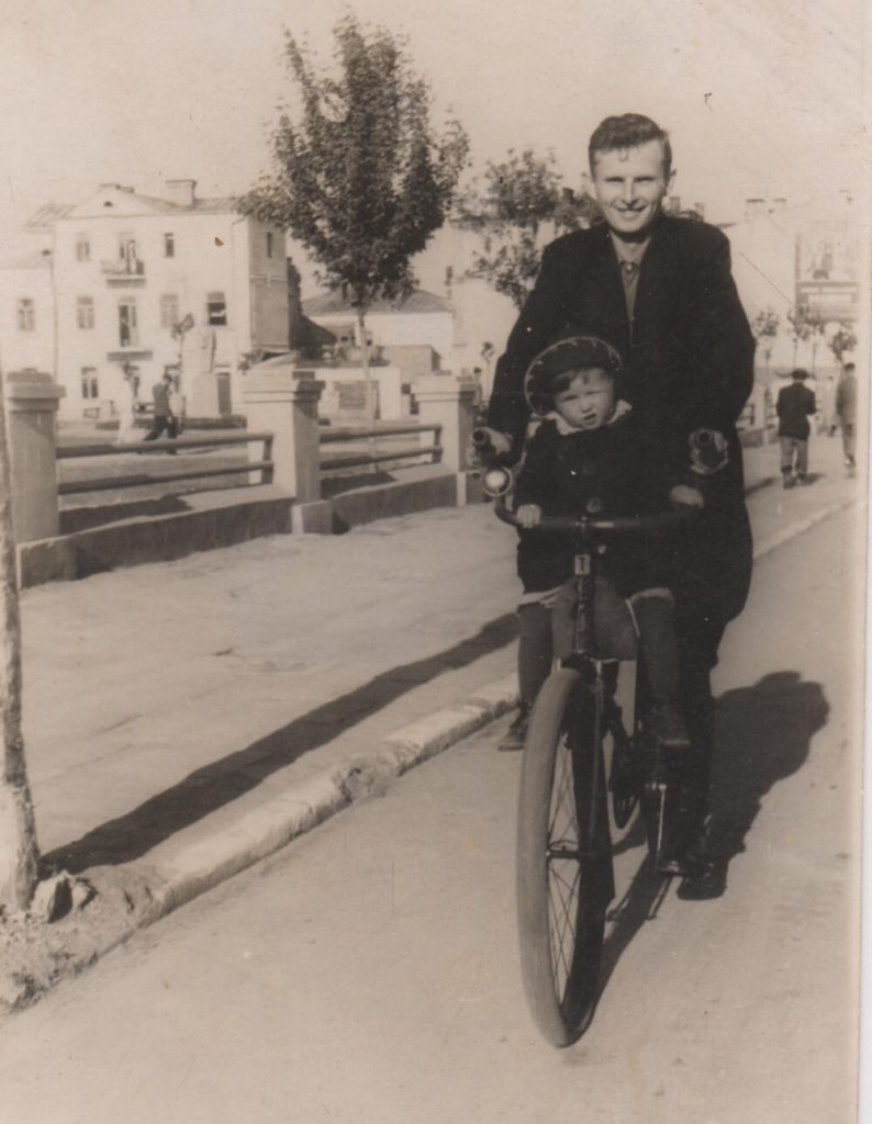 Іван Ященко з донькою Валею. Рівне, 1940-і роки