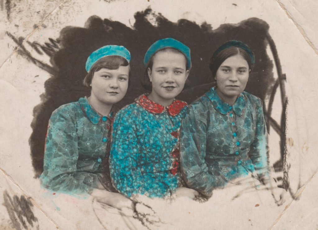 Зося Рутковська (зліва) з подружками. Кам’янське, 1930-і роки