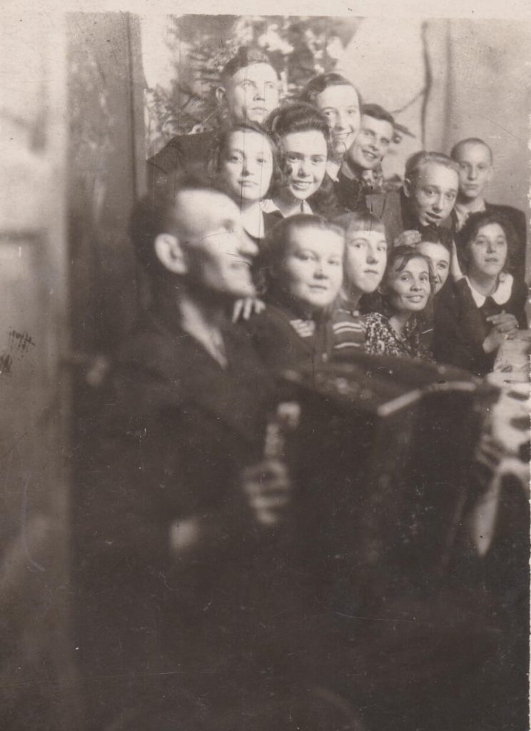 Молодь з вул. Пекарської, 1940-і роки