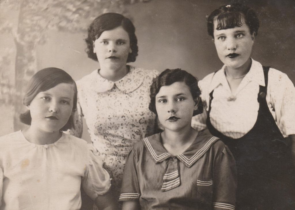 Зося Рутковська (крайня зліва) з подругами. м.Камянське, 1930-і роки